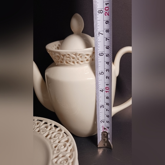 6p. lace edge set by I.Godinger & Co.: 4 dessert plates, creamer & 4-cup teapot - Picture 11 of 11